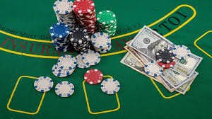 မိုဘိုင်းဖုန်းဖြင့် Online Slots ကစားနေသောမြင်ကွင်း